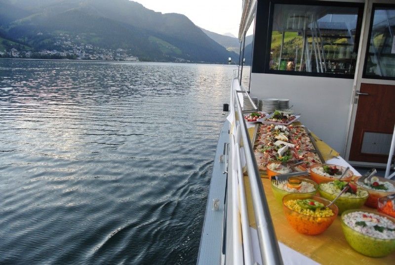 Profi Catering Kühl Box mit keinen Flying Buffet Teller für ein Bankett  Partyservice Buffet Stock Photo